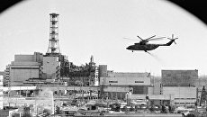 Вертолеты ведут дезактивацию зданий Чернобыльской атомной электростанции после аварии Вертолеты ведут дезактивацию зданий Чернобыльской атомной электростанции после аварии