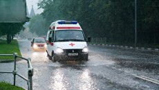 Автомобиль скорой помощи во время дождя. Архивное фото Автомобиль скорой помощи во время дождя. Архивное фото