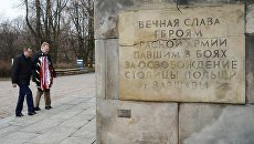Возложение цветов на могилы советских солдат в Скарышевском парке имени Яна Падеревского в Варшаве Возложение цветов на могилы советских солдат в Скарышевском парке имени Яна Падеревского в Варшаве