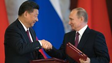 Владимир Путин и председатель Китайской Народной Республики Си Цзиньпин во время церемонии подписания документов по итогам встречи. 4 июля 2017 Владимир Путин и председатель Китайской Народной Республики Си Цзиньпин во время церемонии подписания документов по итогам встречи. 4 июля 2017