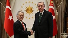 Президент Турции Тайип Эрдоган и лидер запрещенной в России организации Меджлис крымско-татарского народа украинского депутата Мустафу Джемилева. 4 июля 2017 Президент Турции Тайип Эрдоган и лидер запрещенной в России организации Меджлис крымско-татарского народа украинского депутата Мустафу Джемилева. 4 июля 2017
