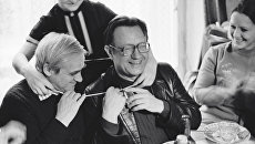 Писатели Даниил Гранин (слева), Алесь Адамович (справа) и одна из героинь книги Евгения Строганова (в центре) на встрече с ветеранами - участниками блокады Ленинграда. Архивное фото Писатели Даниил Гранин (слева), Алесь Адамович (справа) и одна из героинь книги Евгения Строганова (в центре) на встрече с ветеранами - участниками блокады Ленинграда. Архивное фото