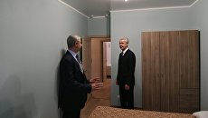 Мэр Москвы Сергей Собянин (справа) осматривает шоу-румы квартир, предлагаемых москвичам в рамках программы реновации жилищного фонда на Московском урбанистическом форуме на ВДНХ в Москве Мэр Москвы Сергей Собянин (справа) осматривает шоу-румы квартир, предлагаемых москвичам в рамках программы реновации жилищного фонда на Московском урбанистическом форуме на ВДНХ в Москве