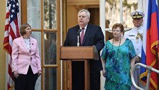 Посол США в России Джон Теффт выступает на приеме по случаю Дня независимости США. 4 июля 2017 Посол США в России Джон Теффт выступает на приеме по случаю Дня независимости США. 4 июля 2017