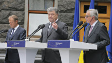 Президент Украины Петр Порошенко, президент Еврокомиссии Жан-Клод Юнкер и президент Европейского совета Дональд Туск на брифинге после саммита Украина-ЕС. 13 июля 2017 Президент Украины Петр Порошенко, президент Еврокомиссии Жан-Клод Юнкер и президент Европейского совета Дональд Туск на брифинге после саммита Украина-ЕС. 13 июля 2017