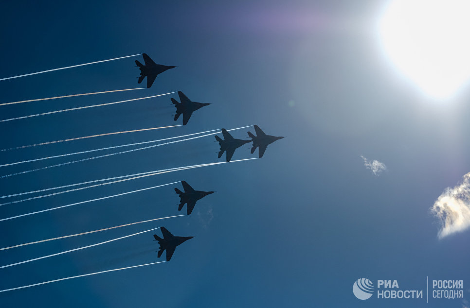 Многоцелевые истребители МиГ-29 пилотажной группы Стрижи выполняют демонстрационный полет на праздновании 105-летия ВКС РФ в Санкт-Петербурге Многоцелевые истребители МиГ-29 пилотажной группы Стрижи выполняют демонстрационный полет на праздновании 105-летия ВКС РФ в Санкт-Петербурге