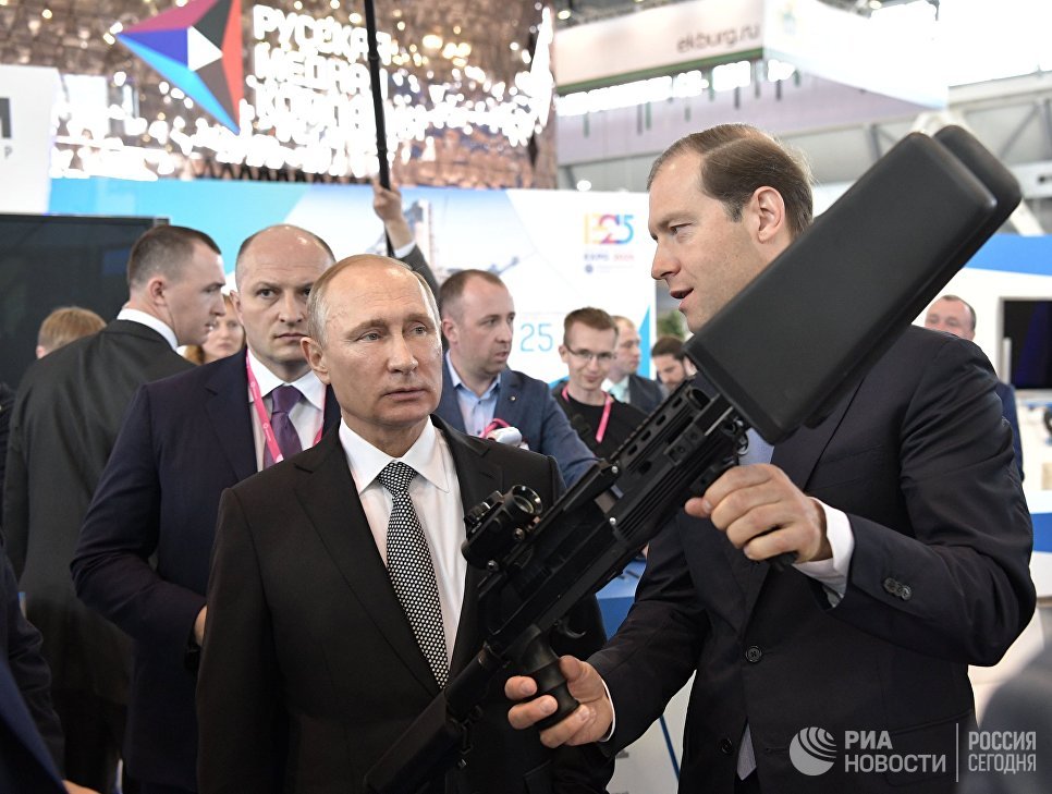 Владимир Путин знакомится с экспозицией стенда Минпромторга РФ на 8-й Международной промышленной выставке Иннопром - 2017 Владимир Путин знакомится с экспозицией стенда Минпромторга РФ на 8-й Международной промышленной выставке Иннопром - 2017