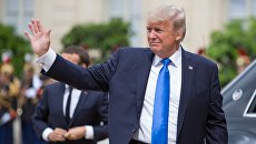 Президент США Дональд Трамп перед началом встречи с президентом Франции Эммануэлем Макроном в Париже. 13 июля 2017 Президент США Дональд Трамп перед началом встречи с президентом Франции Эммануэлем Макроном в Париже. 13 июля 2017