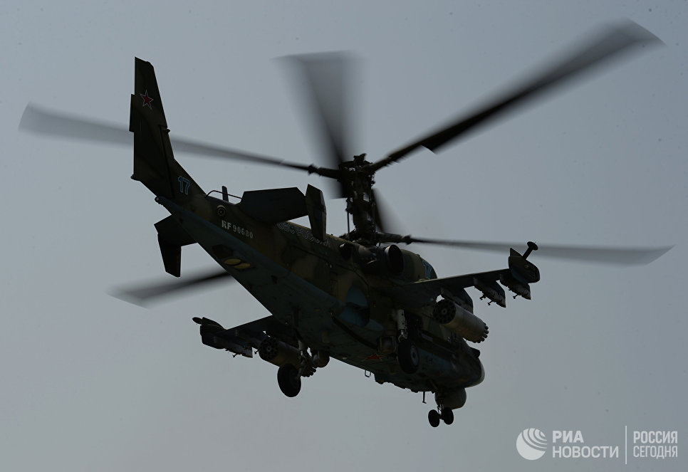 Вертолет Ка-52 Аллигатор во время учений отдельного вертолетного полка на аэродроме Черниговка в Приморском крае Вертолет Ка-52 Аллигатор во время учений отдельного вертолетного полка на аэродроме Черниговка в Приморском крае