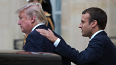 Президент США Дональд Трамп и президент Франции Эммануэль Макрон во время встречи в Париже. 13 июля 2017 Президент США Дональд Трамп и президент Франции Эммануэль Макрон во время встречи в Париже. 13 июля 2017