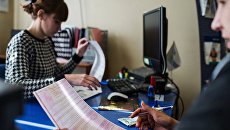 Автовладелец оформляет страховой полис ОСАГО. Архивное фото Автовладелец оформляет страховой полис ОСАГО. Архивное фото