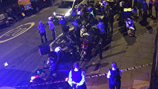 Сотрудники полиции на месте нападения с применением кислоты в Лондоне, Великобритания. Архивное фото Сотрудники полиции на месте нападения с применением кислоты в Лондоне, Великобритания. Архивное фото