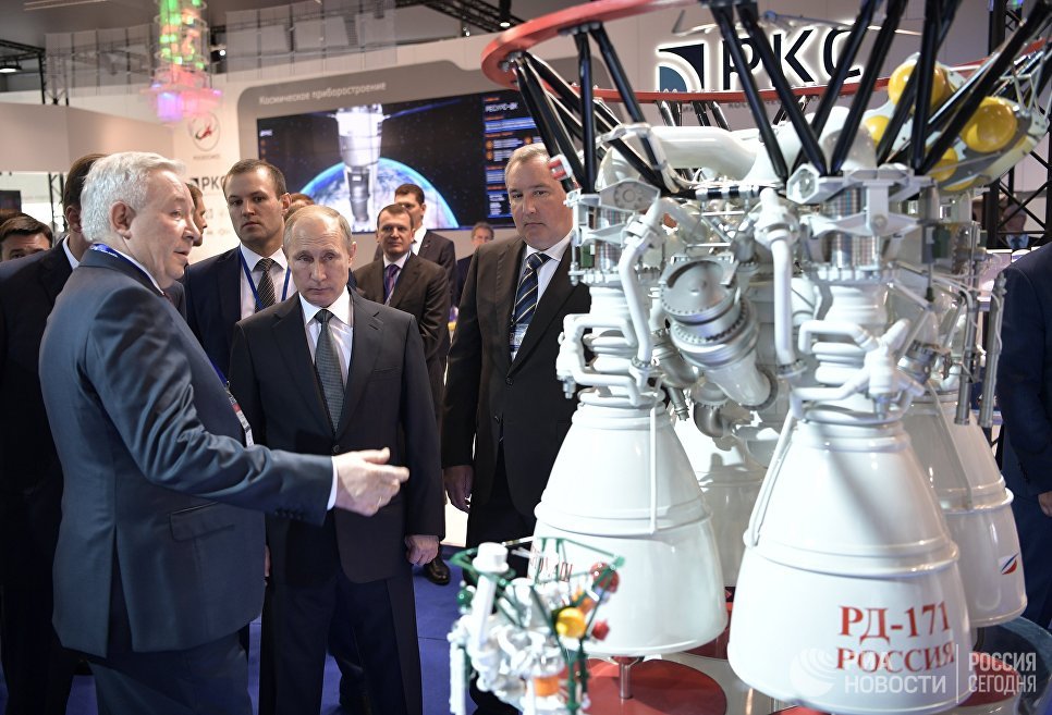 Президент РФ Владимир Путин во время посещения XIII Международного авиационно-космического салона МАКС-2017