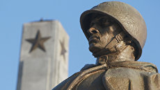 Памятник советским воинам в Варшаве, Польша. Архивное фото Памятник советским воинам в Варшаве, Польша. Архивное фото