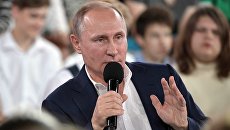 Владимир Путин во время Недетского разговора в образовательном центре для одаренных детей Сириус в Сочи. 21 июля 2017 Владимир Путин во время Недетского разговора в образовательном центре для одаренных детей Сириус в Сочи. 21 июля 2017