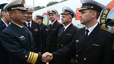 Военнослужащие военно-морских сил Китая во время торжественной встречи Военнослужащие военно-морских сил Китая во время торжественной встречи