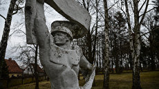 На интернациональном военном кладбище в польском Ольштыне, где похоронены советские и польские солдаты, а также французские летчики эскадрильи Нормандии Неман, погибшие в годы Второй мировой войны. Архивное фото На интернациональном военном кладбище в польском Ольштыне, где похоронены советские и польские солдаты, а также французские летчики эскадрильи Нормандии Неман, погибшие в годы Второй мировой войны. Архивное фото