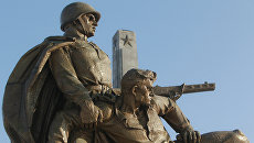 Памятник советским воинам в Варшаве. Архивное фото Памятник советским воинам в Варшаве. Архивное фото