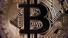 Сувенирная монета криптовалюты биткойн в MaRSe Bitcoin Center в Москве. Архивное фото Сувенирная монета криптовалюты биткойн в MaRSe Bitcoin Center в Москве. Архивное фото