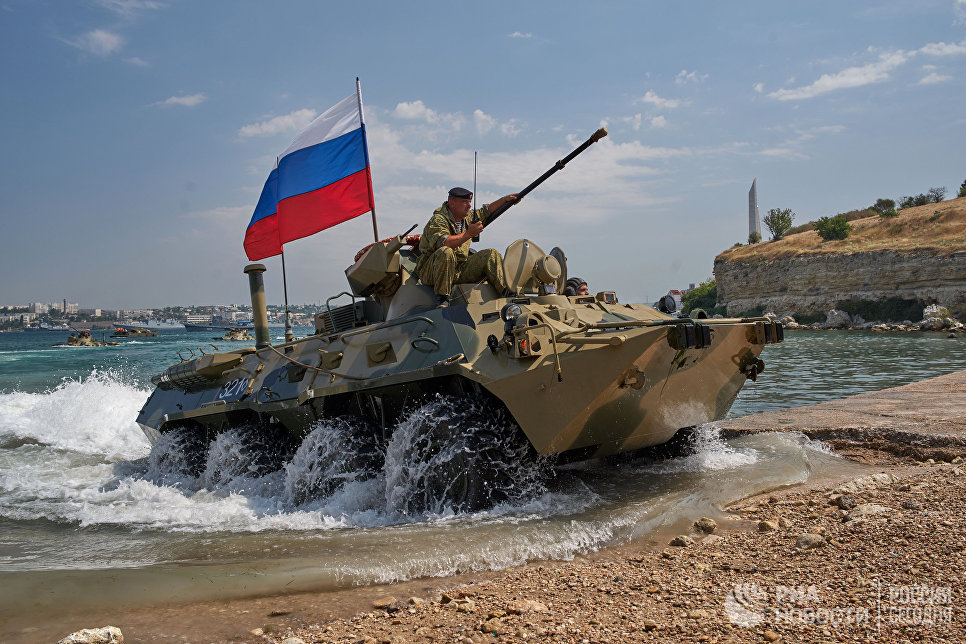 БТР 82А форсируют водную преграду во время генеральной репетиции парада кораблей ко Дню ВМФ в Севастополе БТР 82А форсируют водную преграду во время генеральной репетиции парада кораблей ко Дню ВМФ в Севастополе