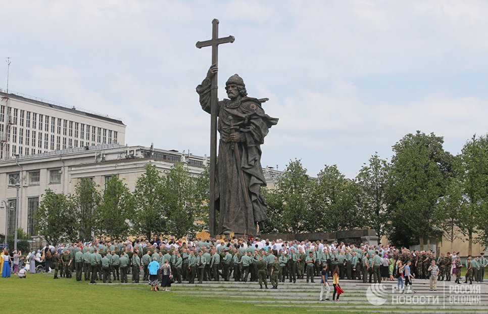Участники крестного хода в Москве к памятнику князя Владимира в День крещения Руси. 28 июля 2017 Участники крестного хода в Москве к памятнику князя Владимира в День крещения Руси. 28 июля 2017