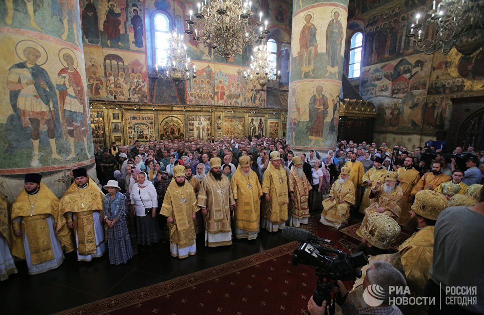Богослужение в Успенском соборе Московского Кремля в День крещения Руси Богослужение в Успенском соборе Московского Кремля в День крещения Руси