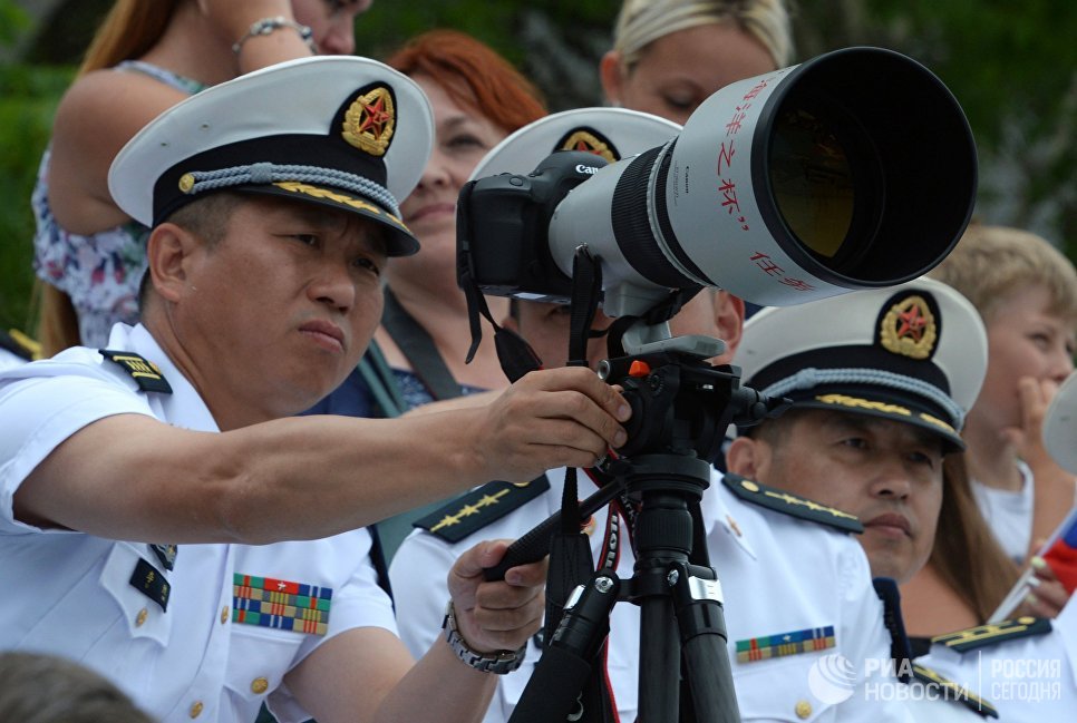 Китайские военнослужащие, гости военно-спортивного праздника по случаю празднования Дня Военно-морского флота России во Владивостоке. 30 июля 2017