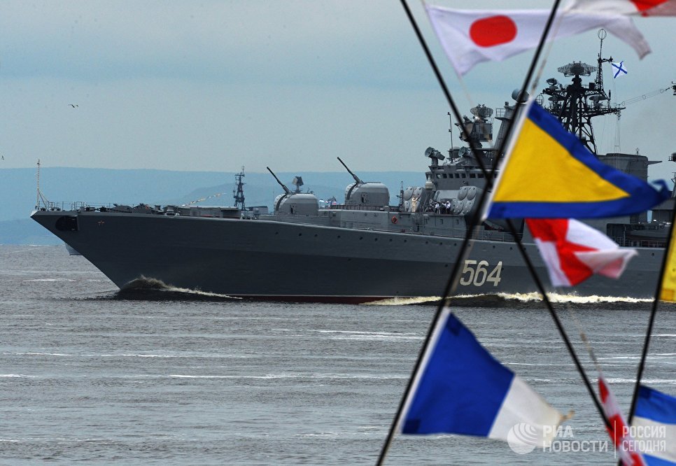 Большой противолодочный корабль Адмирал Трибуц во время парада кораблей, посвященного Дню Военно-морского флота России, во Владивостоке. 30 июля 2017