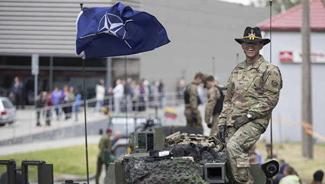 Военнослужащий армии США во время учений войск НАТО. Архивное фото