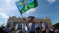 Десантники во время празднования Дня Воздушно-десантных войск в Центральном парке культуры и отдыха имени М. Горького в Москве. Архивное фото Десантники во время празднования Дня Воздушно-десантных войск в Центральном парке культуры и отдыха имени М. Горького в Москве. Архивное фото
