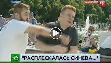 Мужчина ударил корреспондента НТВ во время прямого эфира. Стоп-кадр с видео Мужчина ударил корреспондента НТВ во время прямого эфира. Стоп-кадр с видео