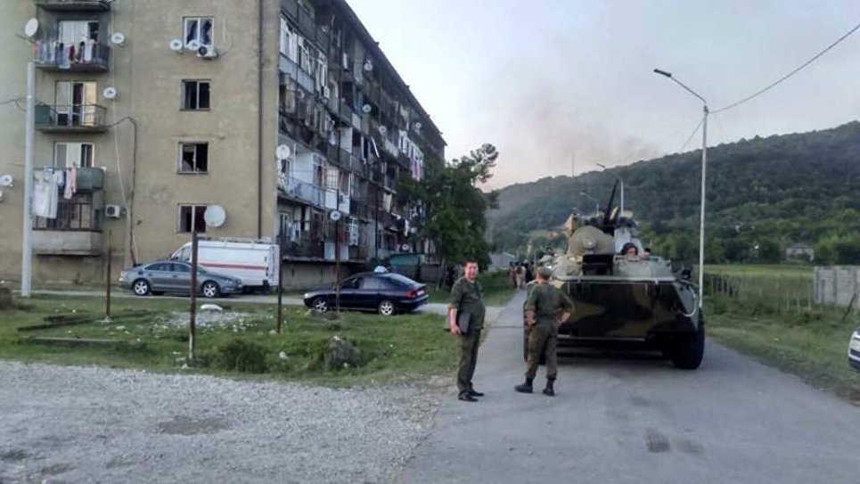 Сотрудники МЧС в районе места взрыва в селе Приморское, Абхазия. 2 августа 2017