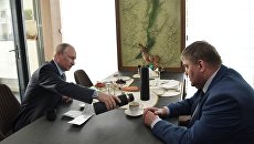 Президент РФ Владимир Путин на встрече с мэром города Черемхово Вадимом Семеновым во время посещения Байкальского государственного природного биосферного заповедник Президент РФ Владимир Путин на встрече с мэром города Черемхово Вадимом Семеновым во время посещения Байкальского государственного природного биосферного заповедник