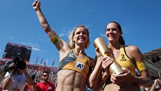 Лаура Людвиг и Кира Уокенхорст празднуют победу на чемпионате мира по пляжному волейболу в Вене. 5 августа 2017 Лаура Людвиг и Кира Уокенхорст празднуют победу на чемпионате мира по пляжному волейболу в Вене. 5 августа 2017