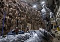 Рабочий возле монумента Стена скорби перед началом его транспортировки к месту установки в Москве Рабочий возле монумента Стена скорби перед началом его транспортировки к месту установки в Москве