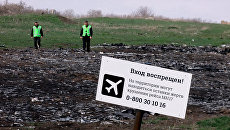 Эксперты из Нидерландов на месте крушения малайзийского самолета Boeing, выполнявшего рейс MH17 Амстердам — Куала-Лумпур. Архивное фото Эксперты из Нидерландов на месте крушения малайзийского самолета Boeing, выполнявшего рейс MH17 Амстердам — Куала-Лумпур. Архивное фото