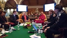 Далай-лама XIV и российские ученые на конференции в Дели Далай-лама XIV и российские ученые на конференции в Дели