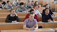 Студенты на занятиях. Архивное фото Студенты на занятиях. Архивное фото