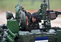 Участник индивидуальной гонки соревнований по танковому биатлону команды армии Никарагуа Армейских международных Игр-2017 на подмосковном полигоне Алабино Участник индивидуальной гонки соревнований по танковому биатлону команды армии Никарагуа Армейских международных Игр-2017 на подмосковном полигоне Алабино