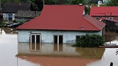 Здание, затопленное в результате наводнения. Архивное фото Здание, затопленное в результате наводнения. Архивное фото
