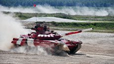 Экипаж команды армии России после финиша в полуфинальной эстафете на соревнованиях по танковому биатлону Армейских международных Игр-2017 на подмосковном полигоне Алабино Экипаж команды армии России после финиша в полуфинальной эстафете на соревнованиях по танковому биатлону Армейских международных Игр-2017 на подмосковном полигоне Алабино