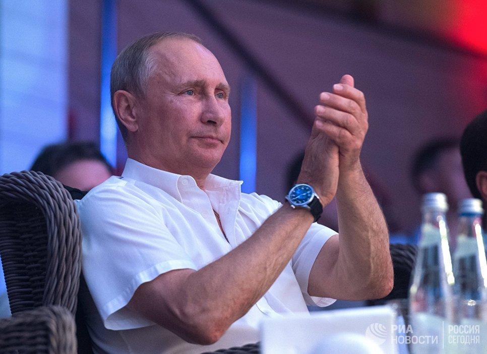 Президент РФ Владимир Путин во время посещения ежегодного международного турнира по боевому самбо Плотформа S-70 в Сочи Президент РФ Владимир Путин во время посещения ежегодного международного турнира по боевому самбо Плотформа S-70 в Сочи