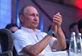 Президент РФ Владимир Путин во время посещения ежегодного международного турнира по боевому самбо Плотформа S-70 в Сочи Президент РФ Владимир Путин во время посещения ежегодного международного турнира по боевому самбо Плотформа S-70 в Сочи