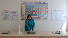 Учитель в кабинете химии школы №212 в Новосибирске Учитель в кабинете химии школы №212 в Новосибирске