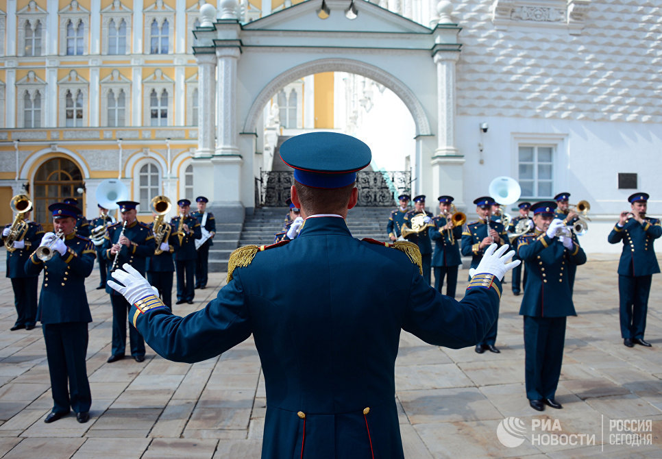 Дирижер Президентского оркестра Евгений Никитин во время развода конного караула, в рамках подготовки к фестивалю Спасская башня Дирижер Президентского оркестра Евгений Никитин во время развода конного караула, в рамках подготовки к фестивалю Спасская башня
