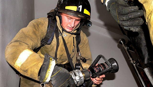 Сотрудник МЧС во время пожарно-тактических учений. архивное фото