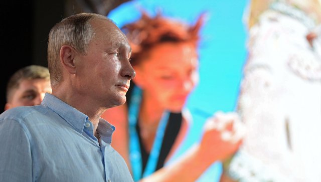 Президент РФ Владимир Путин знакомится с тематическими выставками творческих групп на форуме Таврида. 20 августа 2017