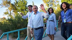 Владимир Путин во время посещения ежегодного Всероссийского молодежного образовательного форума Таврида на Байкальской косе. 20 августа 2017 Владимир Путин во время посещения ежегодного Всероссийского молодежного образовательного форума Таврида на Байкальской косе. 20 августа 2017