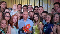 Владимир Путин во время посещения Всероссийского молодежного образовательного форума Таврида на Байкальской косе. 20 августа 2017 Владимир Путин во время посещения Всероссийского молодежного образовательного форума Таврида на Байкальской косе. 20 августа 2017
