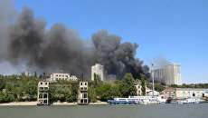 Столб дыма над домами и огонь во дворах - крупный пожар в Ростове-на-Дону Столб дыма над домами и огонь во дворах - крупный пожар в Ростове-на-Дону
